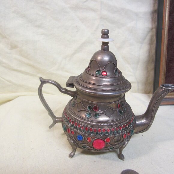 VTG BRASS TEAPOT, MIDDLE EASTERN STYLE, W/PLASTIC JEWELS, DECORATIVE - Picture 3 of 8